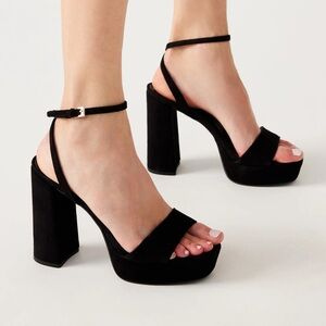 Steve Madden -EXCLUSIVE
LESSA: BLACK SUEDE